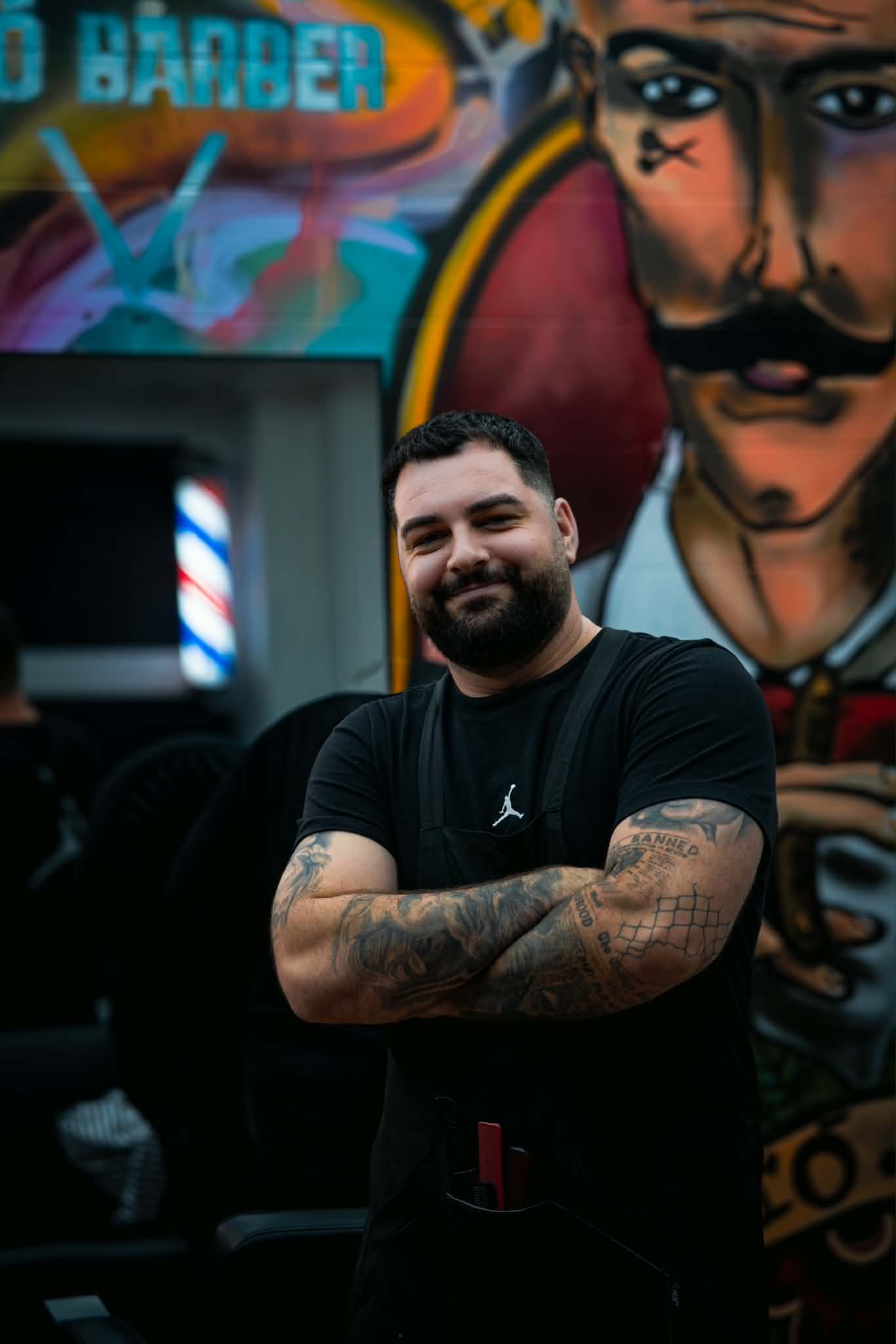 Holič pri práci v Pitó Barbershop